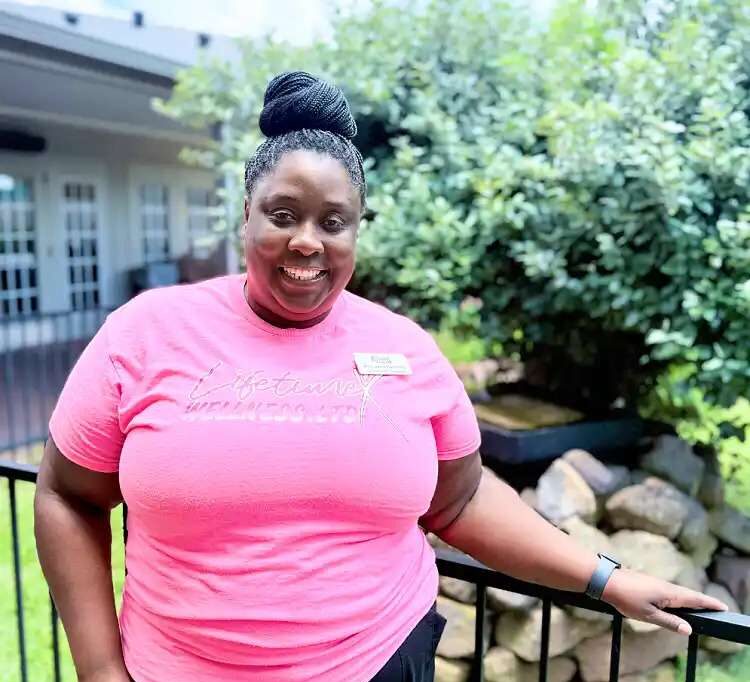 A female skilled nursing staff member of Colonial Oaks Nursing & Rehabilitation Center in Bossier City, LA